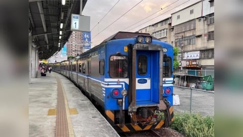 台鐵山佳站電力故障!「樹林=鶯歌」區間雙線不通 已啟動公路接駁