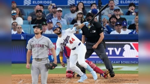 MLB(影)／季票位置換到外野賺到！球迷接到道奇本季首轟球！就等球隊來談