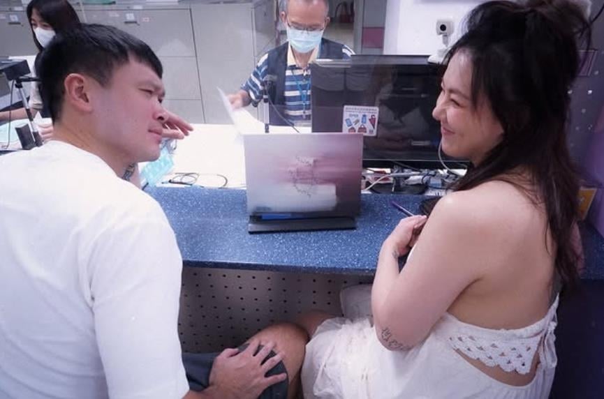 37歲劉雨柔產後8個月靠意志力狂瘦 她曬「激辣自拍」真實狀態曝!