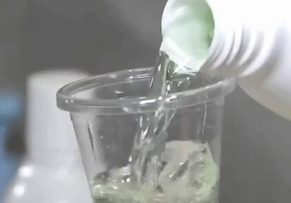 婦患牙周病「狂灌強效漱口水」　她「整根舌頭變灰色」醫示警快停下！