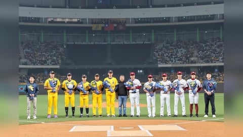 中職(影)／有你真好！開幕戰前會長蔡其昌獻花　向出征WBC的台灣英雄們致謝