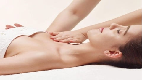 從日常按摩到胸部保養：女性身體照護習慣逐漸受到關注