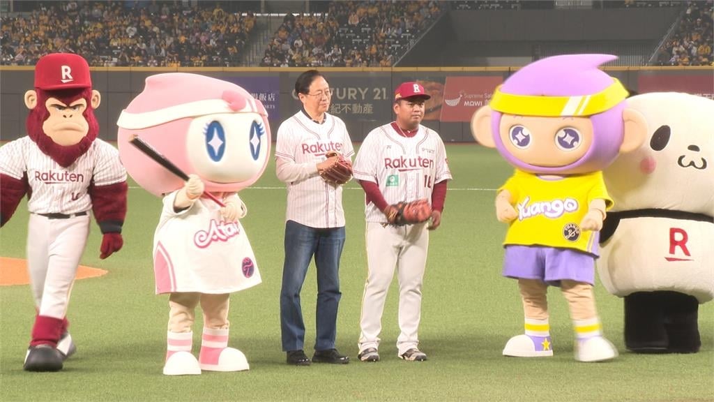 中職37週年開幕戰熱血開打！　桃園市長張善政開球還帶「這兩位」