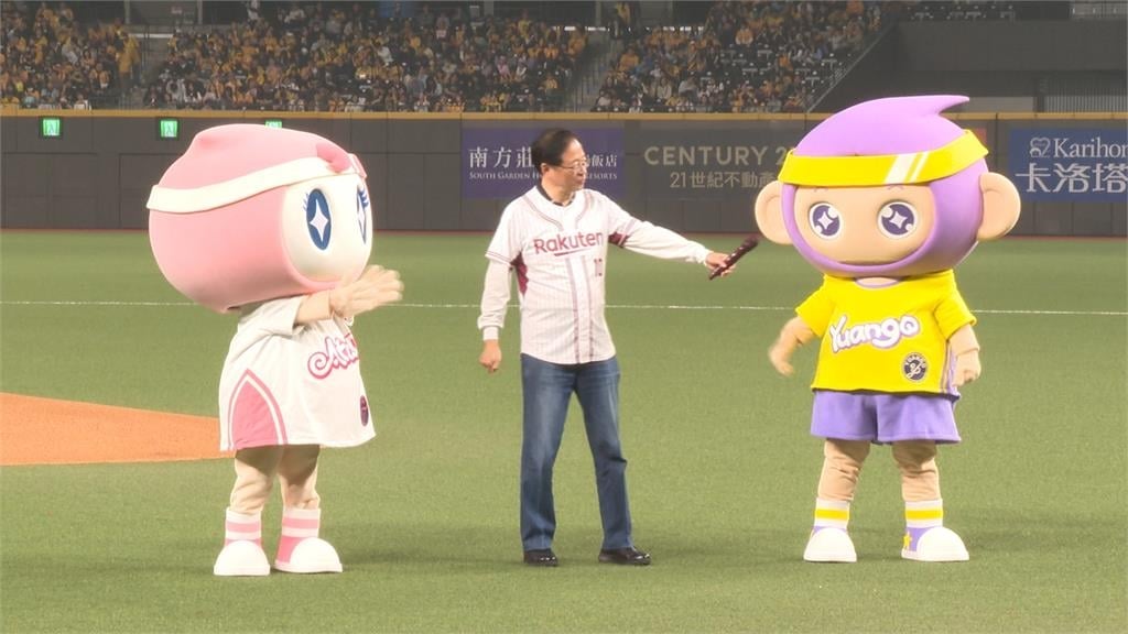 中職37週年開幕戰熱血開打！　桃園市長張善政開球還帶「這兩位」