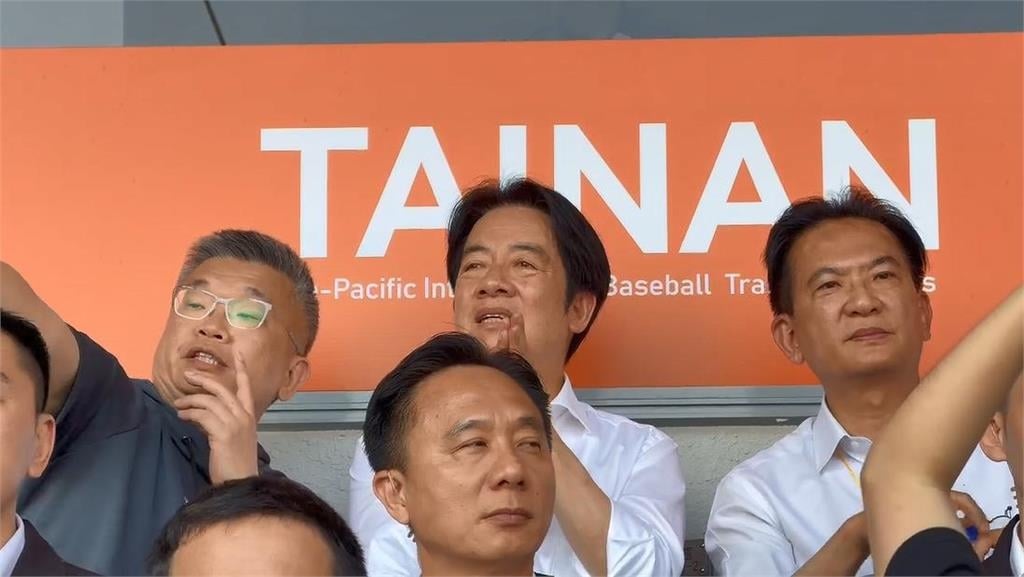 快新聞／亞太主球場中職首戰逾2.3萬人滿場　「獅迷」賴清德現身