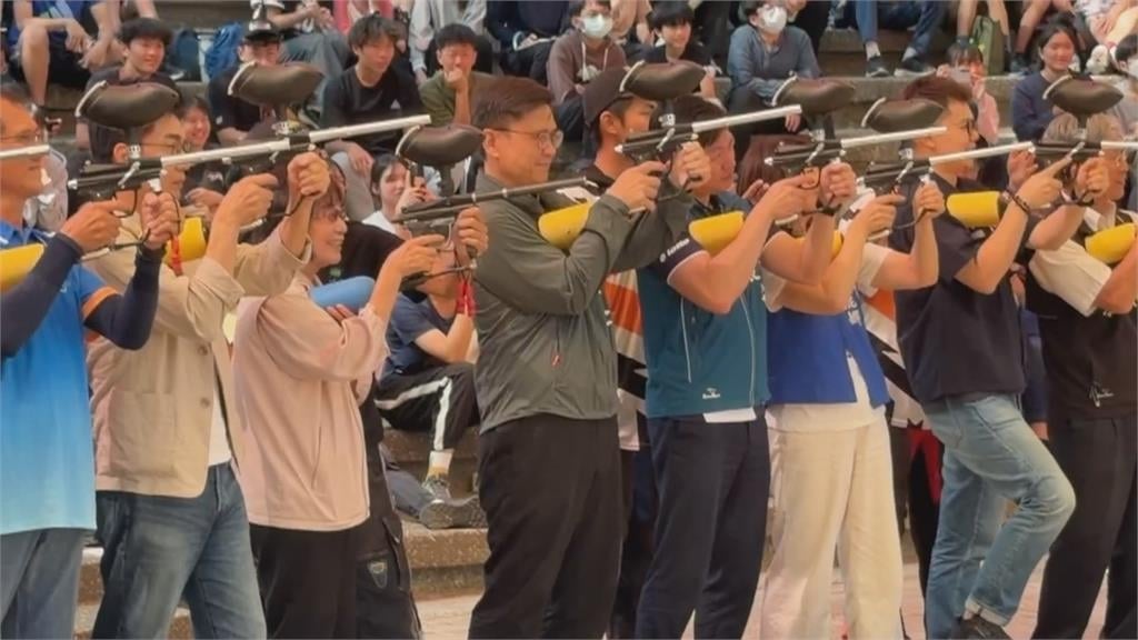 賴瑞隆出席活動「撩落去」　換上閃亮西裝熱舞大唱「熱線你和我」