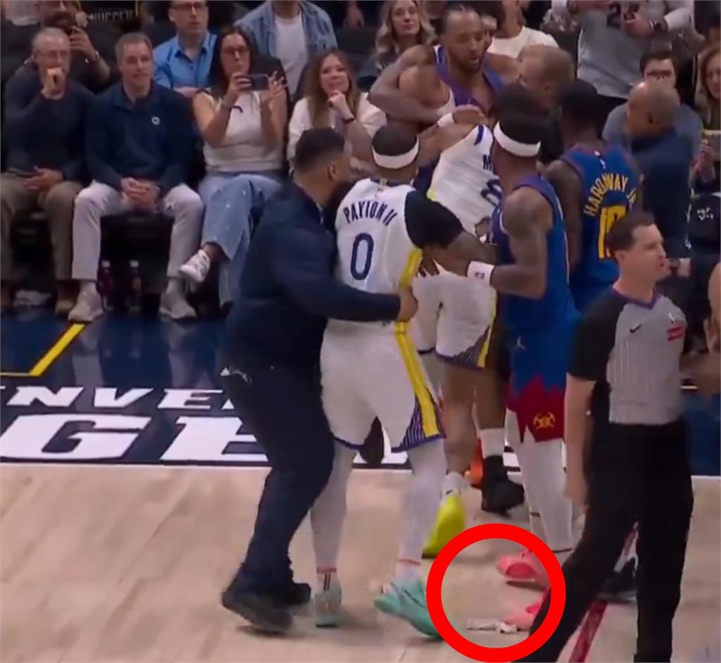 NBA(影)／真調皮！大場面中「偷扯掉對方頭帶」　勇士金塊爆推擠一度拉不開