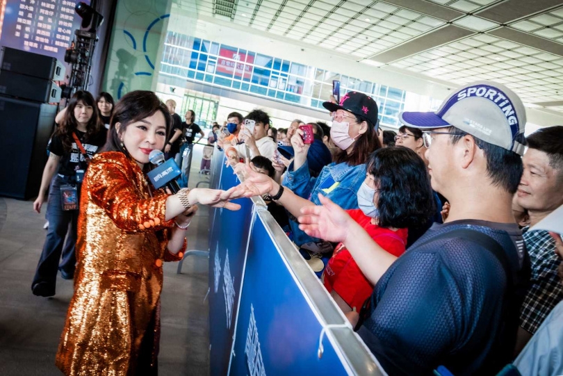 王彩樺臨時脫稿走下舞台，與歌迷近距離互動。（圖／高雄流行音樂中心提供）