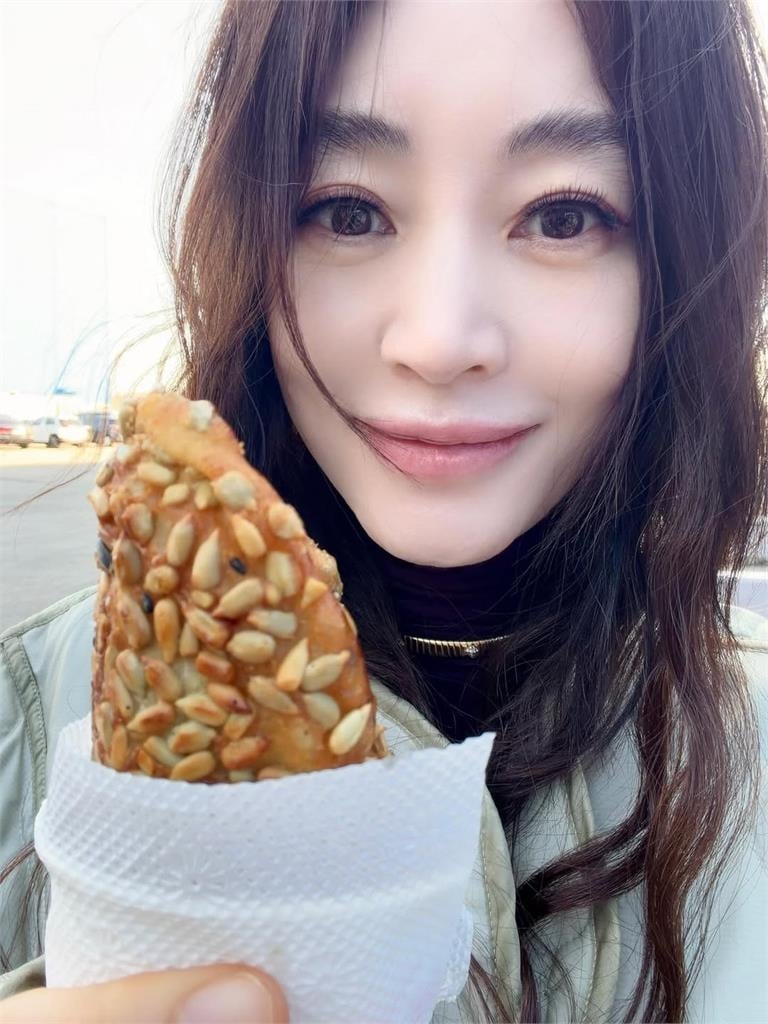 金憓秀曬近照太狠!55歲「臉比零食還小」網驚:根本開外掛