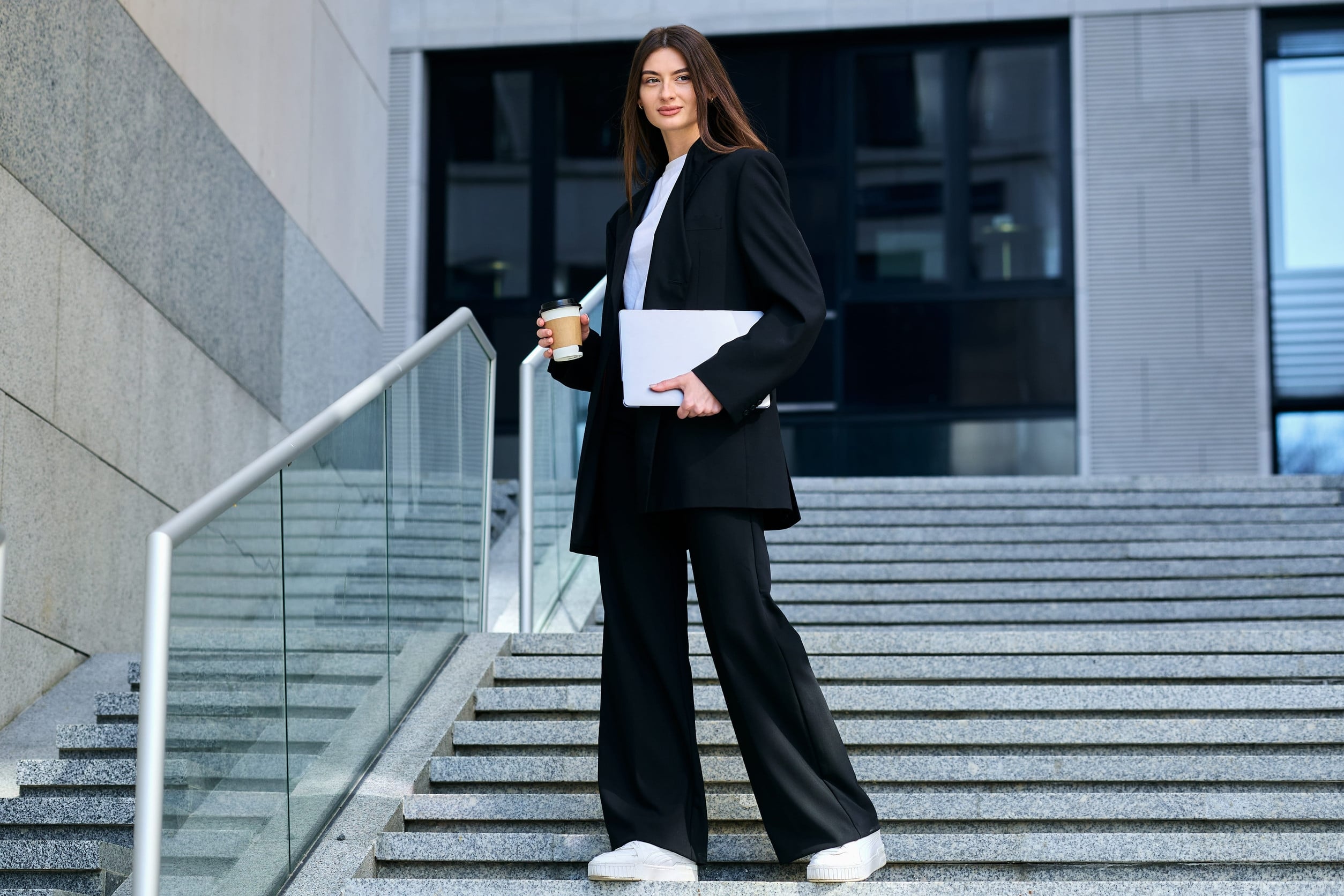 T恤配上為喇叭寬西裝褲,視覺上會拉長身形,同時有一種舒適感。圖/123RF圖庫