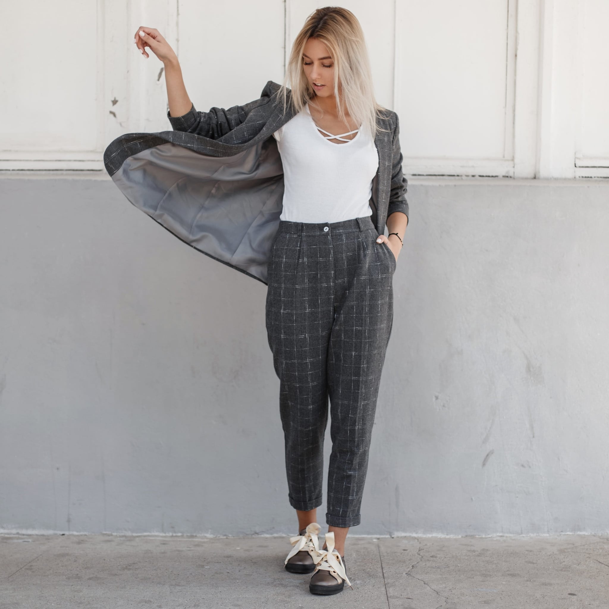 有點女人味的白T恤,配上蝴蝶結鞋帶休閒鞋,既正式也俏皮。圖/123RF圖庫