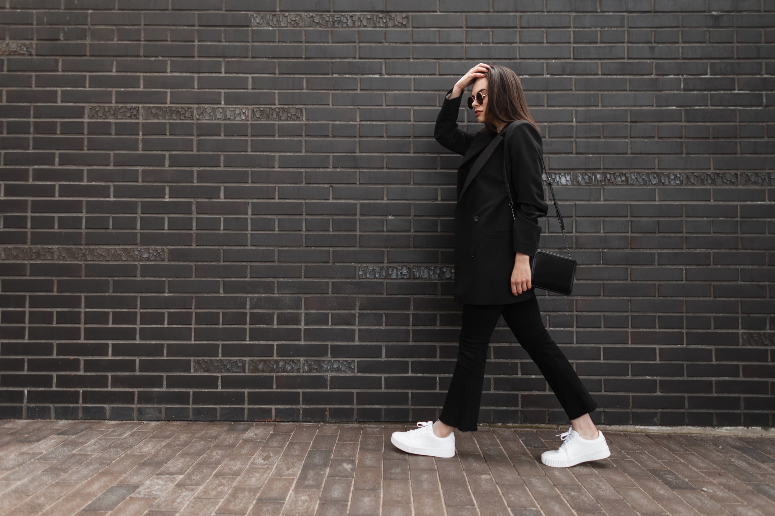 戴上時尚墨鏡和帶小包出門。因為 T 恤和西裝褲比較素,適度的飾品能讓人散發出氣場全開的氣息。圖/123RF圖庫