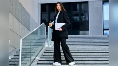 春夏西裝褲配T恤正流行 7招穿搭公式穿出走路帶風的鬆弛感