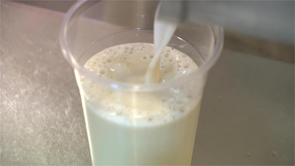 銀髮族「防跌倒」新招！營養師推「1飲品」長輩肌肉UP、乳糖不耐也免驚