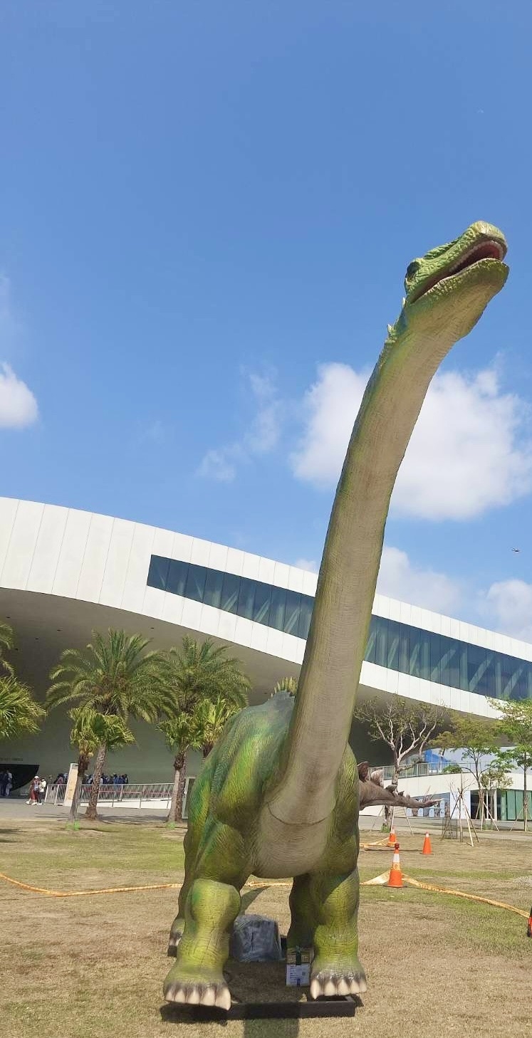 恐龍酷樂園兒童節連假降臨衛武營 鼓勵搭乘大眾運輸工具