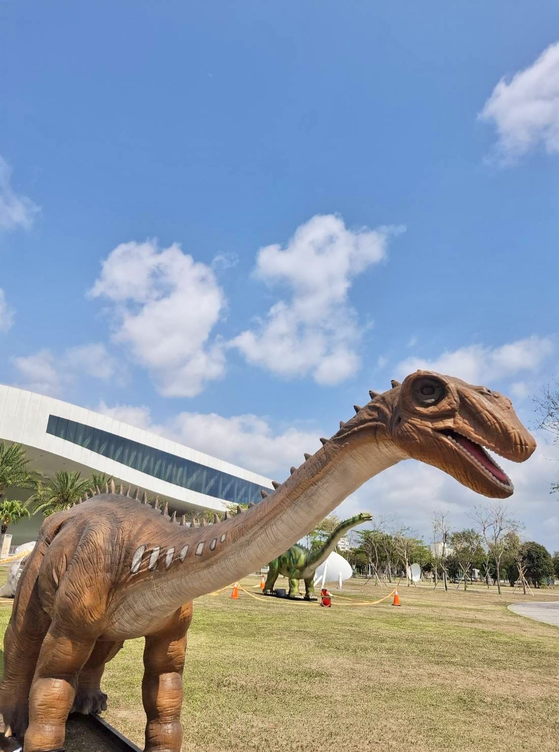 恐龍酷樂園兒童節連假降臨衛武營 鼓勵搭乘大眾運輸工具