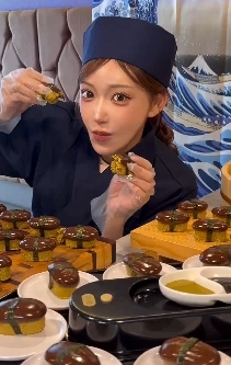 才被嗆「別用摸GG的手捏壽司」！明日花綺羅又被酸「外星臉」嗆拳王：大猩猩不懂？