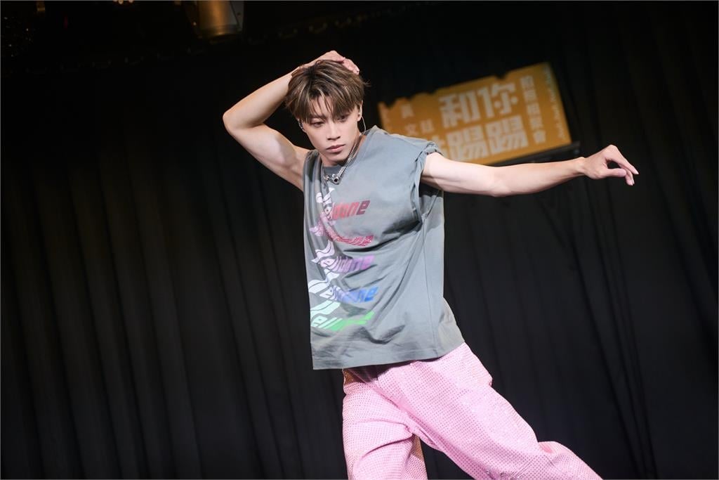 快新聞／大秀帥氣側翻！黃文廷健身寵粉無極限　首場見面會Ozone四帥驚喜現身