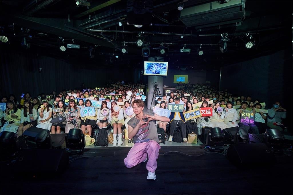 快新聞／大秀帥氣側翻！黃文廷健身寵粉無極限　首場見面會Ozone四帥驚喜現身