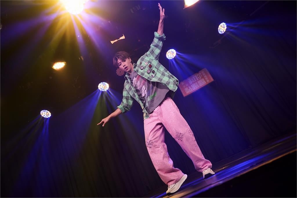 快新聞／大秀帥氣側翻！黃文廷健身寵粉無極限　首場見面會Ozone四帥驚喜現身