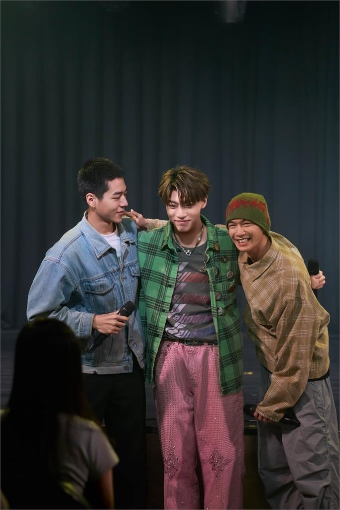 快新聞／大秀帥氣側翻！黃文廷健身寵粉無極限　首場見面會Ozone四帥驚喜現身