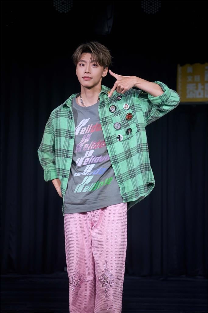 快新聞／大秀帥氣側翻！黃文廷健身寵粉無極限　首場見面會Ozone四帥驚喜現身