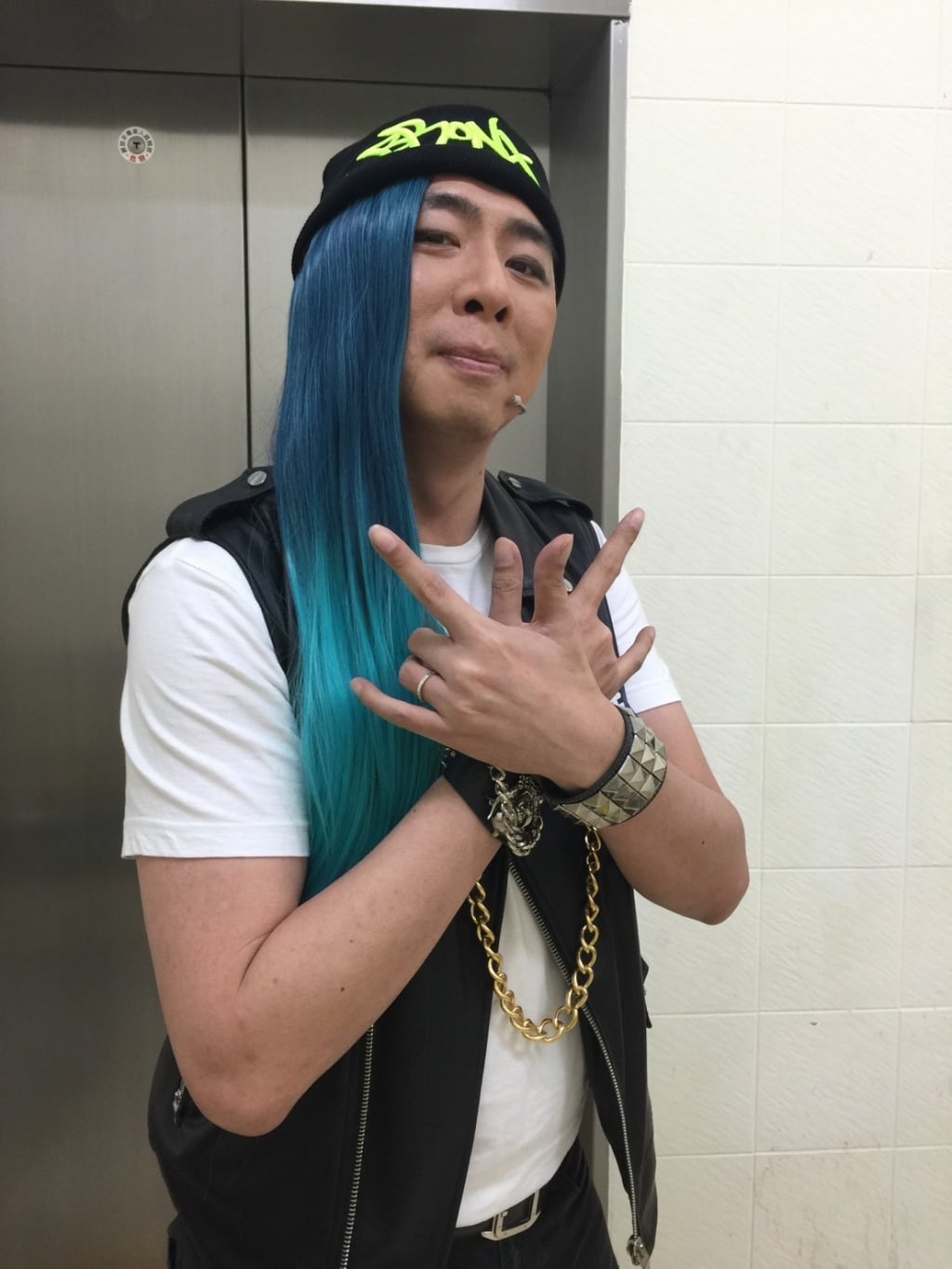 《姊妹亮起來》梁赫群、嚴立婷應援拉旗慶開工!張立東看到梁赫群GD照片問「是潘美辰嗎?」