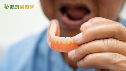年紀大「牙掉光」屬正常？醫揭慢性病3原因影響牙齒　守住咀嚼力很重要