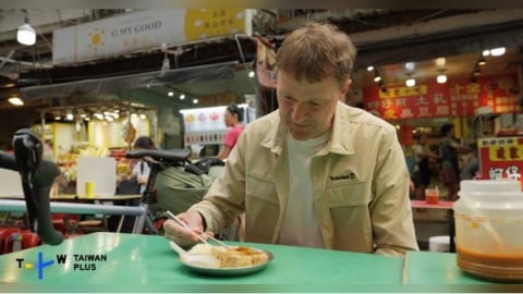 丹麥導演騎單車愛上台灣　慢旅體驗美食臭豆腐