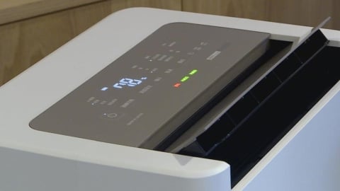 他把除濕機水煮沸泡茶喝「下場超慘」！鄉民讚「勇者」笑回：裡面全是生物膜…