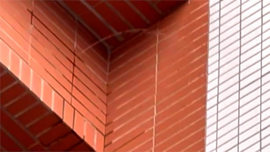 南港小彎社宅漏水嚇壞住戶　外牆噴水議員諷「尿尿小童」