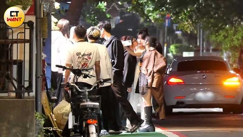 韓籍團員朴恩惠站在中間，接受黑黑（左）與俐蓁愛的親親。（圖／本刊攝影組）