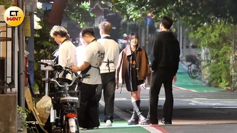 Cooper的外套一直披在俐蓁的身上，兩人聊個不停。（圖／本刊攝影組）