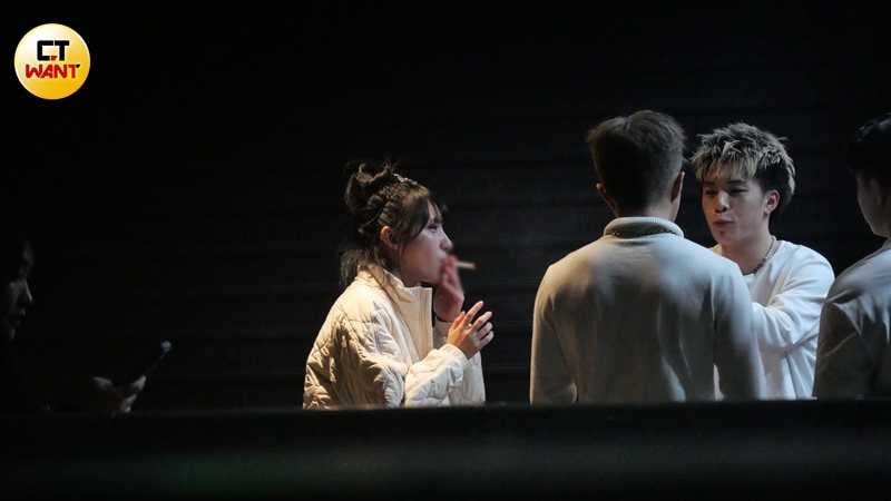 朴恩惠突然掏出香菸，跟一旁的男隊友一起哈菸。（圖／本刊攝影組）