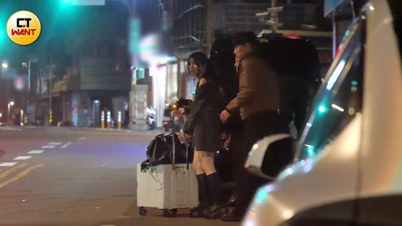 聚會結束後，俐蓁、Cooper與黑黑三人搭車同行返回新北住宅。（圖／本刊攝影組）