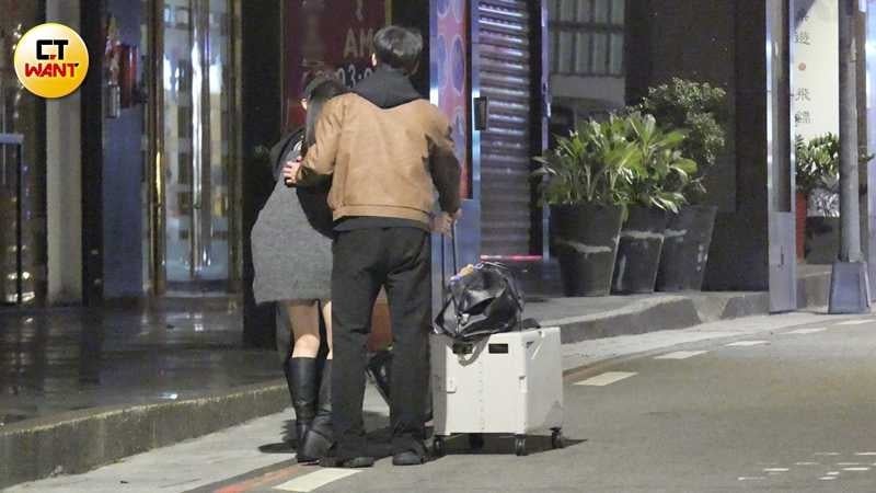 Cooper貼心幫忙拉行李，手還撫著俐蓁的背。（圖／本刊攝影組）