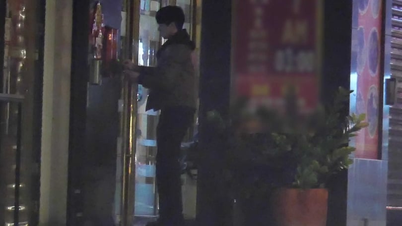 黑黑跑去便利商店，而俐蓁與Cooper則推著行李走向社區大門，Cooper拿著俐蓁的門禁卡開門，兩人隨後一起進入大樓。（圖／本刊攝影組）