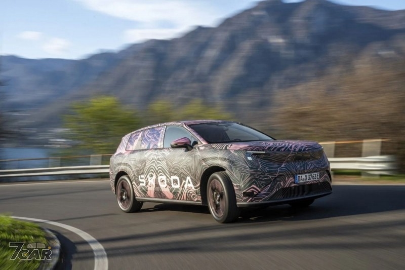 三排電動 SUV 瞄準 2026 上市，&Scaron;koda Peaq 現身測試