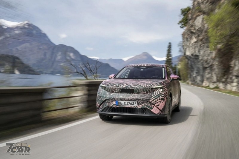 三排電動 SUV 瞄準 2026 上市，&Scaron;koda Peaq 現身測試