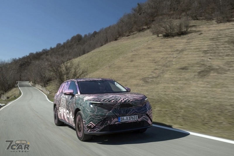 三排電動 SUV 瞄準 2026 上市，&Scaron;koda Peaq 現身測試