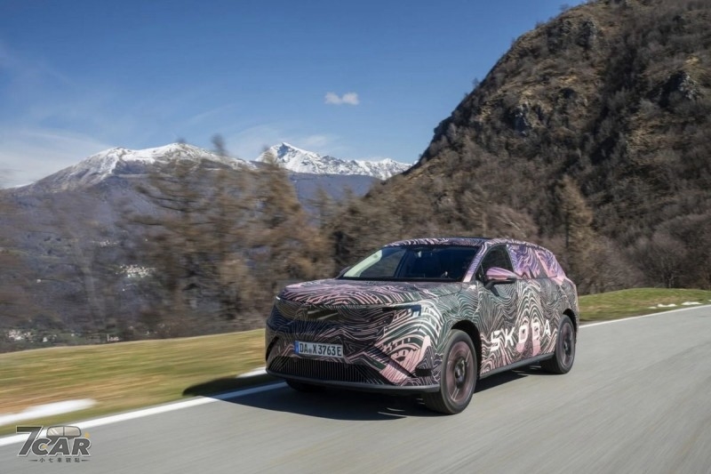 三排電動 SUV 瞄準 2026 上市，&Scaron;koda Peaq 現身測試