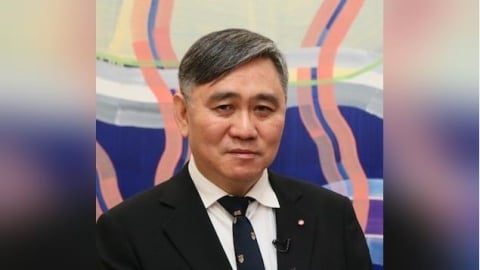 王文洋與「小54歲女大生」爆戀情 直擊百貨美食街同框約會