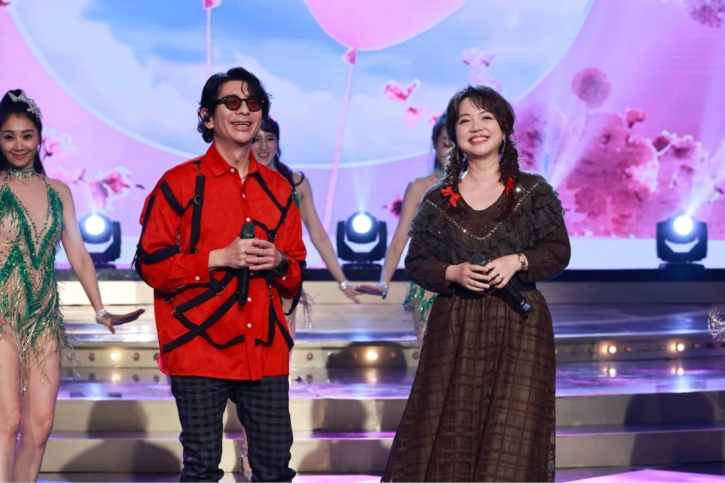 《超級冰冰Show》歌手「男男激吻」舞台畫面流出！ 意外霸舉嚇呆全場：要辦婚宴了