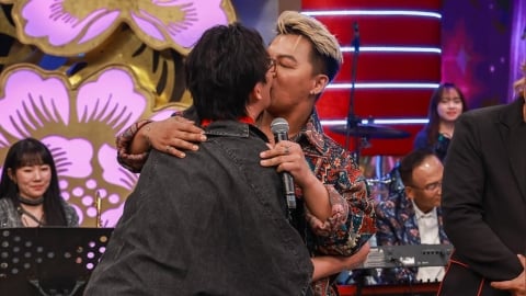 《超級冰冰Show》歌手「男男激吻」舞台畫面流出！ 意外霸舉嚇呆全場：要辦婚宴了