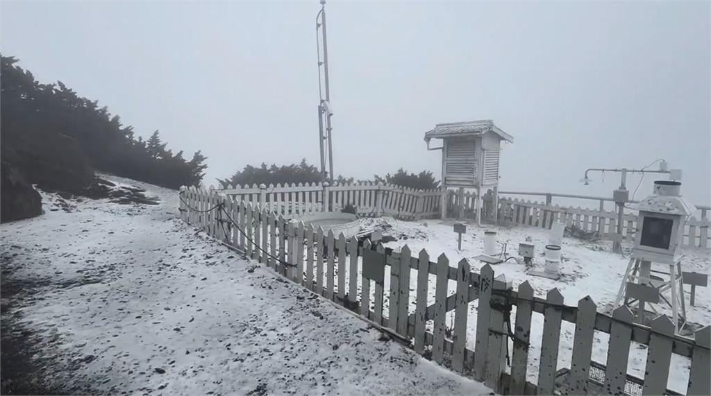 最新/銀白世界美不勝收!玉山北峰下雪了 持續近半小時