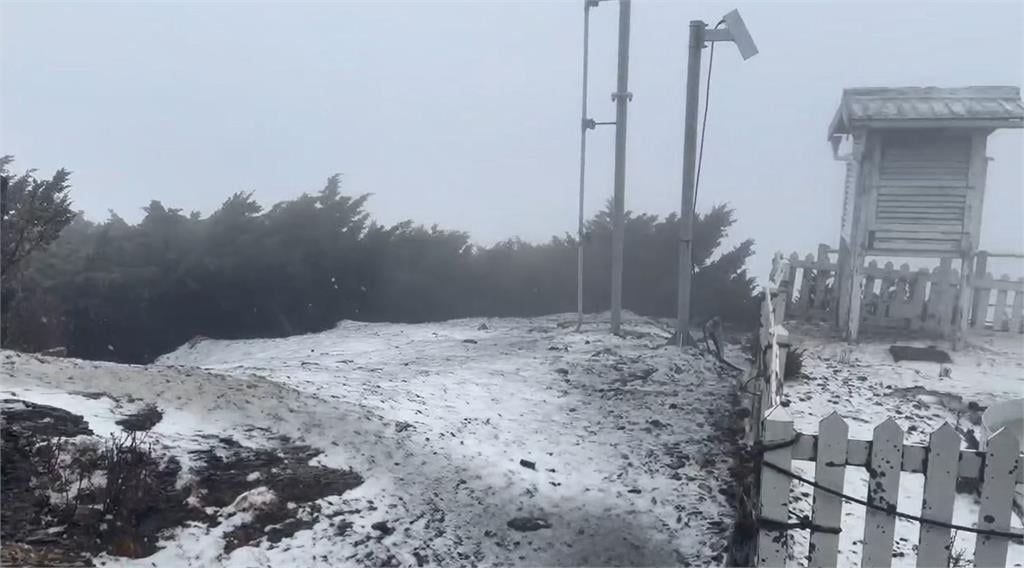 最新/銀白世界美不勝收!玉山北峰下雪了 持續近半小時