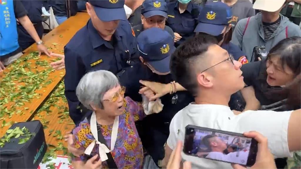 再撒茶葉抗議！　南投焚化爐環評「設攔截網」仍擋不住怒火