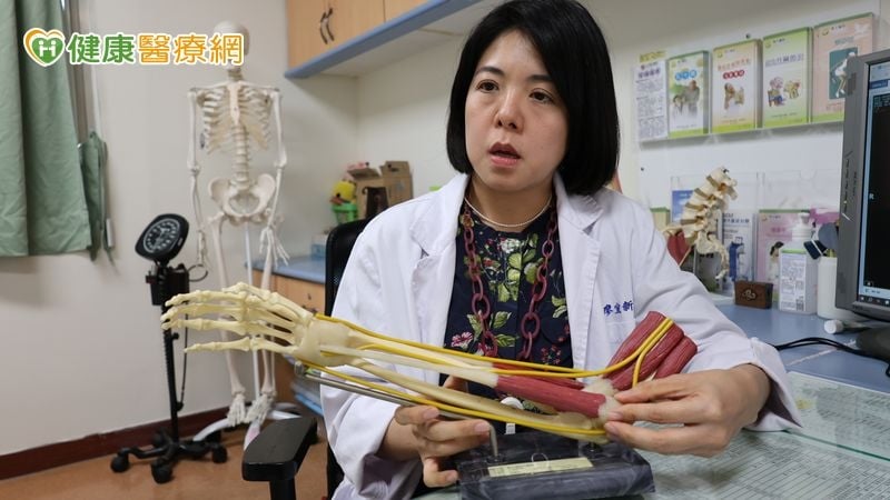 手肘痛到連咖啡都拿不起來！醫揭「高爾夫球肘」警訊　拖久恐手麻無力