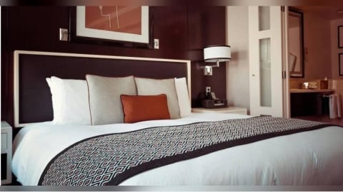 定期洗枕頭套沒用！醫揭「床上1物」是細菌溫床　睡覺狂吸塵蟎排泄物