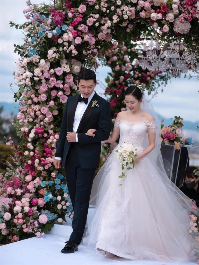 現實比《愛的迫降》更甜！孫藝真結婚4周年「甜曬私藏婚禮照」告白玄彬
